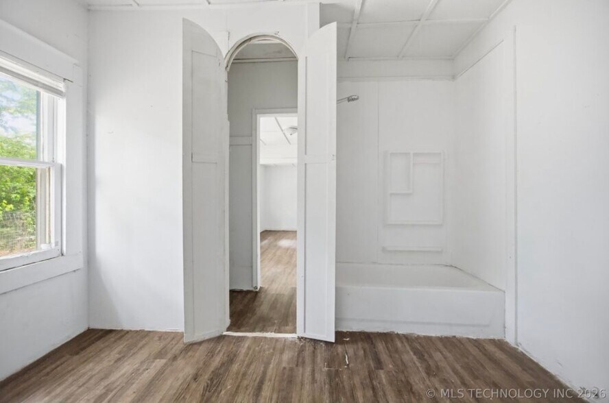 Building Photo - 908 N Collins Ave