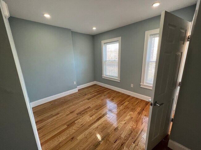 Building Photo - 372 Oxford St