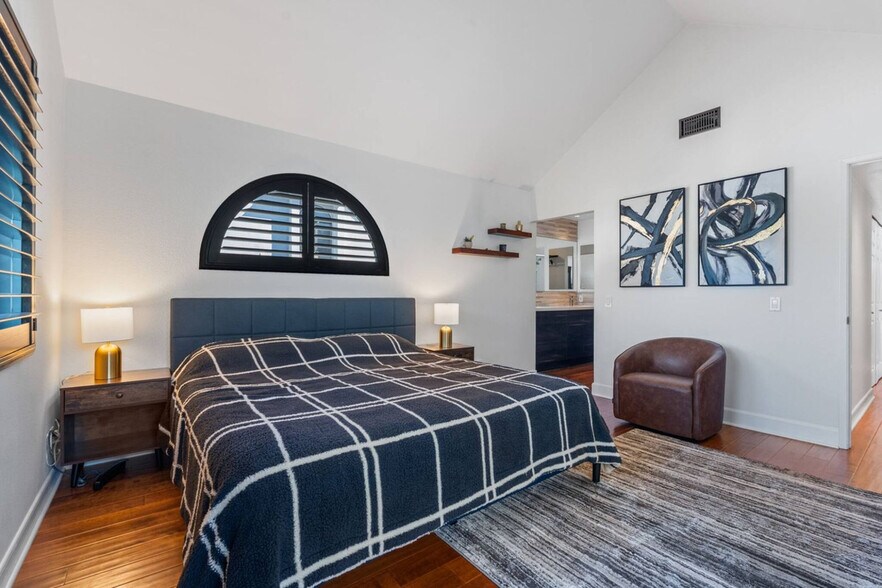 Building Photo - 526 Via De La Valle