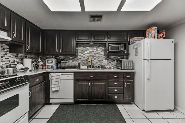 Building Photo - 721 N Balsam St