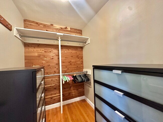 Building Photo - Meticulously Upgraded Single Family Home P...