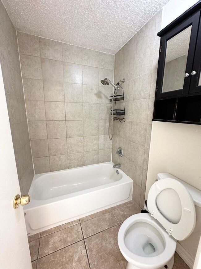 Building Photo - 3 Bed 2 Bath Ready to Rent!