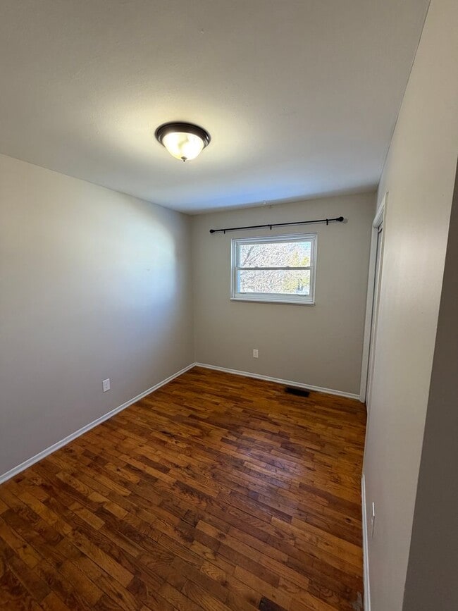 Building Photo - Remodeled 4BR/2BA Home in Lansing — Move in ready
