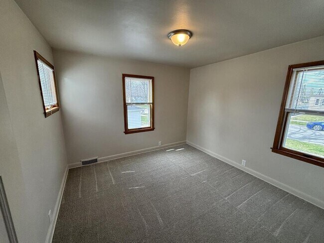 Building Photo - W63N399 Hillcrest Ave