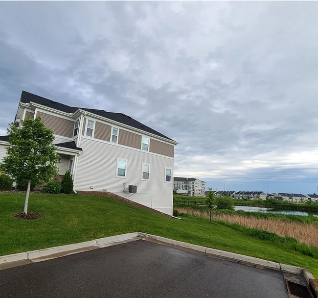 Building Photo - Beautiful 4bed 3.5bath End Unit Townhome With Walk-Out Basement!