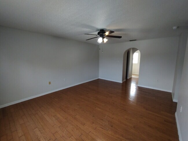 Building Photo - Spacious 4 bedroom, 2.5 bathroom house in Poinciana