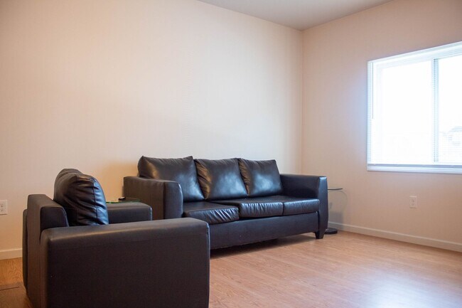 Interior Photo - 606 E Stoughton St