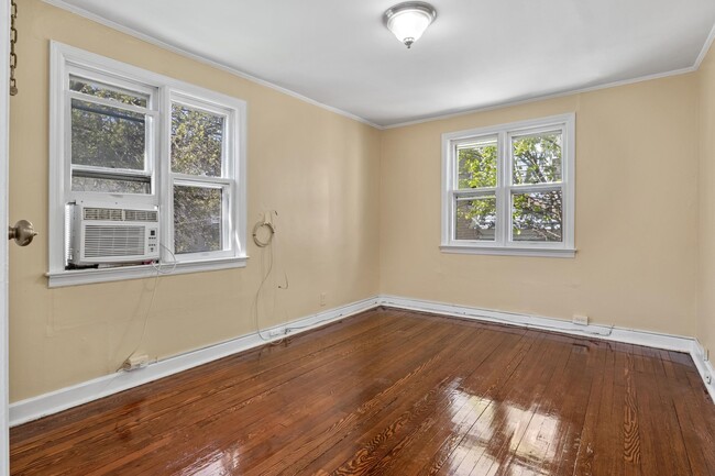 Building Photo - 90 W 43rd St