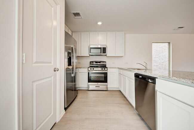 Building Photo - 2011 Delphine Dr