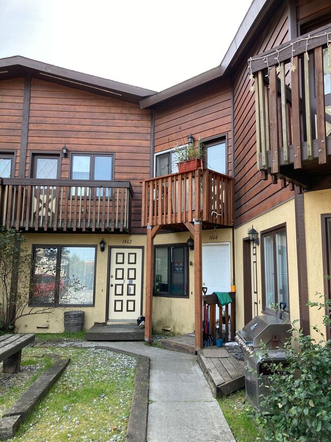 Building Photo - A lovely (1) one bedroom, (1) one bathroom Townhouse style condo!