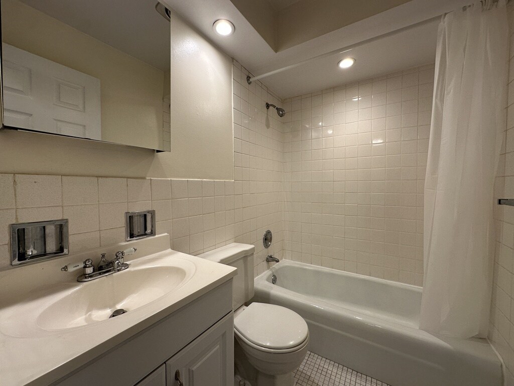 Building Photo - 432 W Oakdale Ave