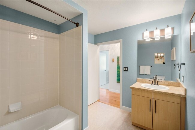 Building Photo - Top Floor 2 Bedroom Flat for Rent at Plant...