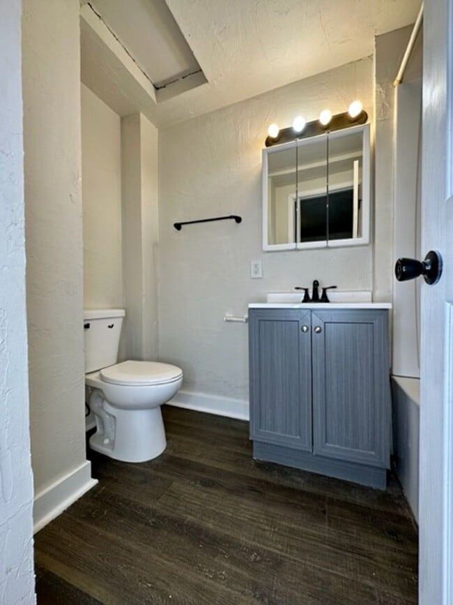 Building Photo - Charming 2 Bedroom 1 Bath Single Family Home!