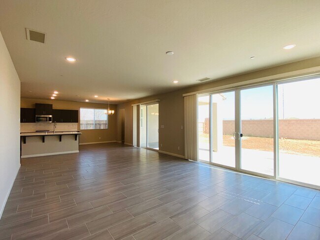 Building Photo - COMING SOON! $2,750 Ashlan & Highland, 4 B...