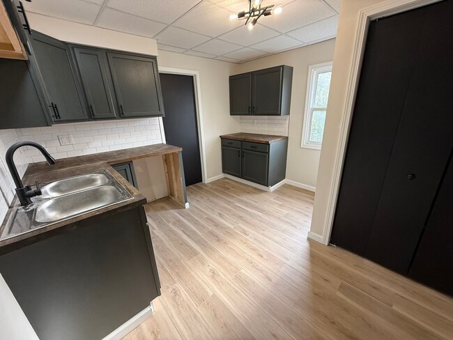 Building Photo - 410 N 7th St