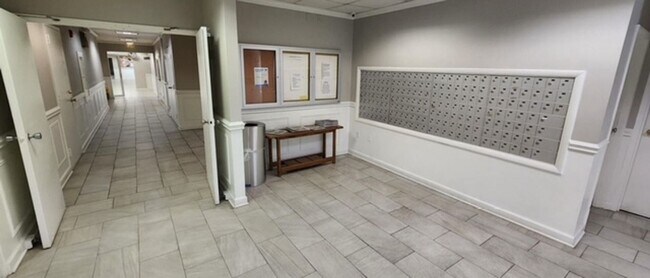 Building Photo - Newly Renovated Condo Located In Highly Desirable Area Of Forest Acres!