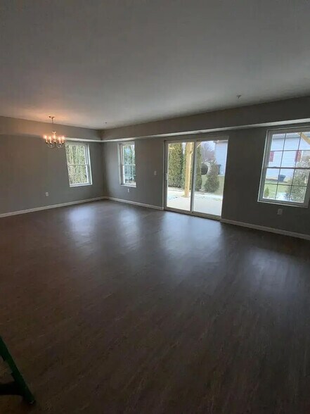 Building Photo - 200 Larkspur Ln