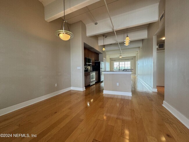 Building Photo - 1661 Riverside Ave