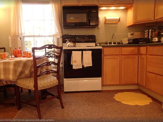 Eat-in Kitchen - 80 College St