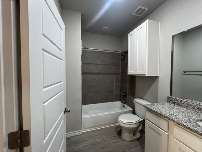 Building Photo - Elegant Home in Seguin!