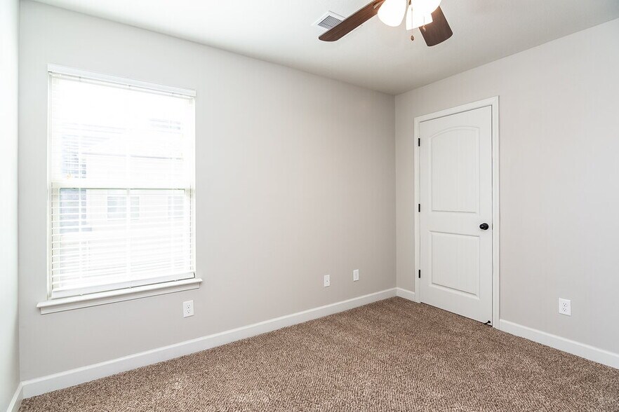 Building Photo - 2674 Champion Hills Dr