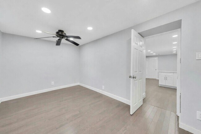 Building Photo - 826 Grand St