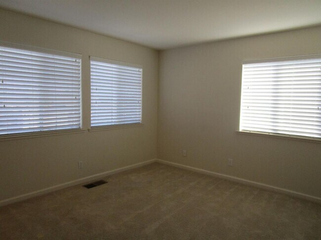 Building Photo - Like Brand New 4 Bedroom 3 Bath Beautiful ...