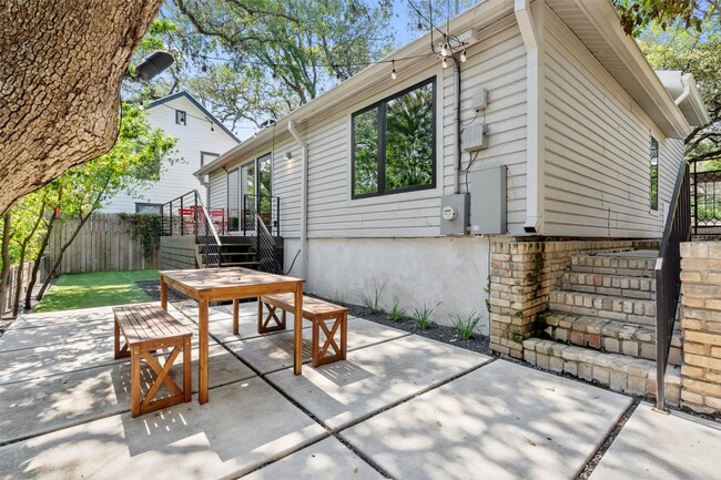 Building Photo - 2202 Montclaire St