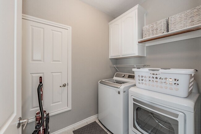 Building Photo - The Best in Texas: 3Bed/2Bath w/Spacious Ensuite