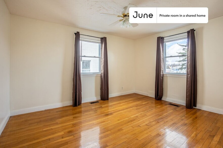 Building Photo - Room in Shared 5 bed/2 bath home