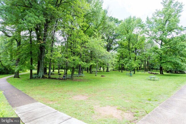 Building Photo - 6641 Wakefield Dr