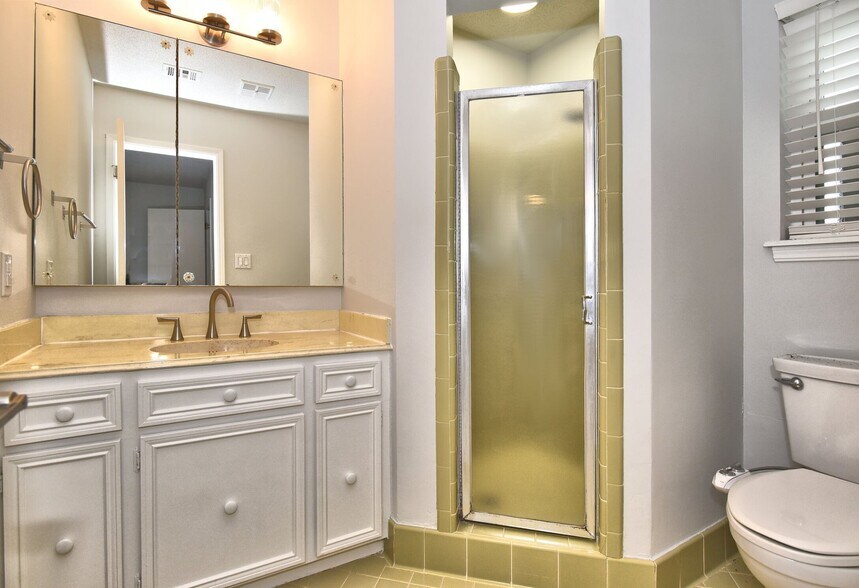 Building Photo - 6925 E 73rd St