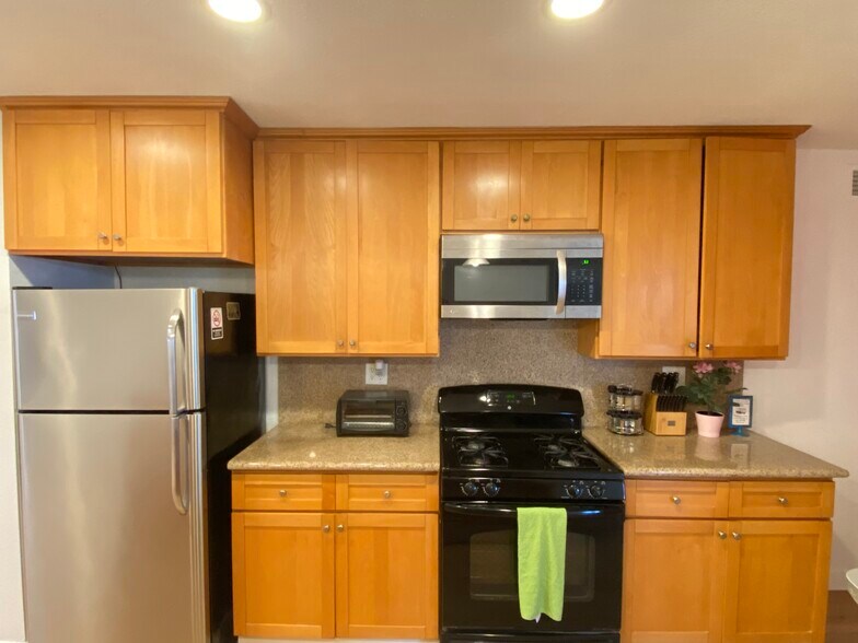 Building Photo - 7672 Amazon Dr