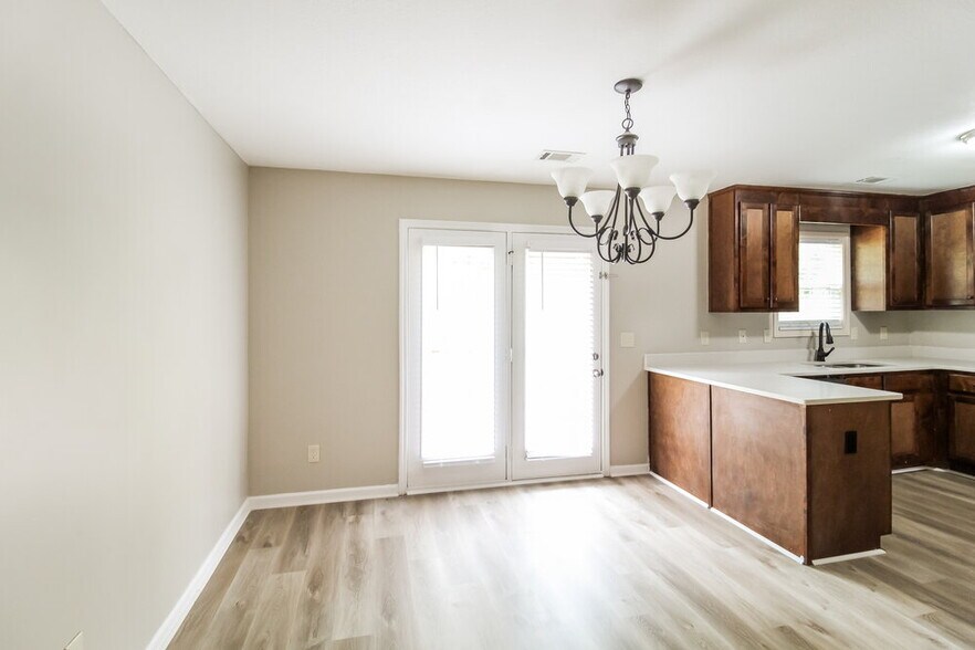 Building Photo - 602 Embassy Walk