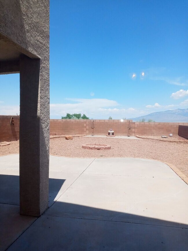 Building Photo - 9900 Sunshine Mesa Dr NW