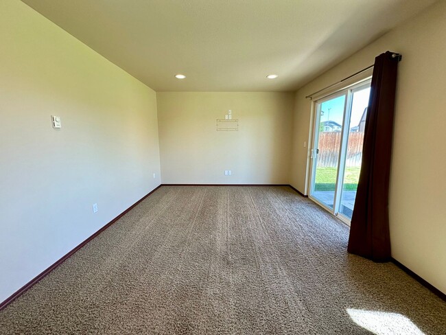 Building Photo - Large 5 Bedroom Home - North of CWU
