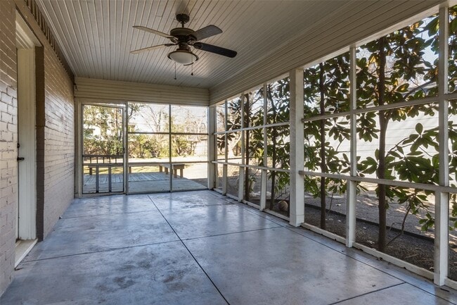 Building Photo - 6255 Deloache Ave