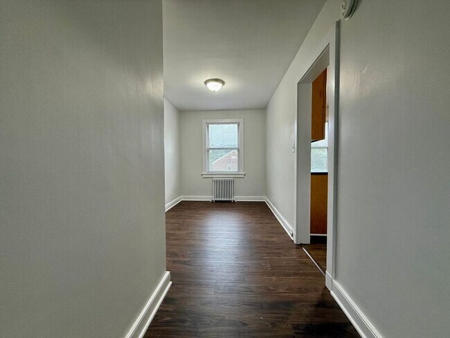 Building Photo - 1400 Kenmore Ave