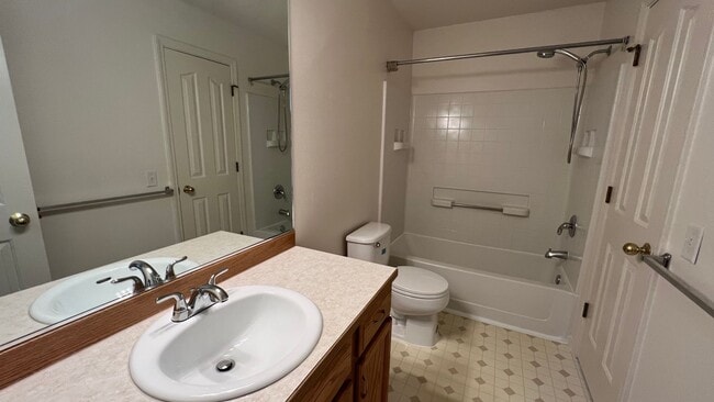 Building Photo - (3) Bedroom, (2) Bathroom Townhouse in Ind...