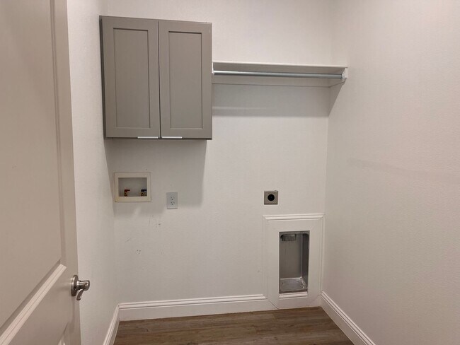 Building Photo - 3 Bedroom Rental Available July 9th in Fre...