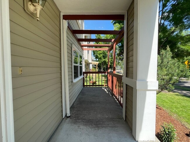 Building Photo - SE Home 3Bd/2.5Ba Home Close to the Willamette River off McLoughlin Blvd. 2 Car Garage and Washer...