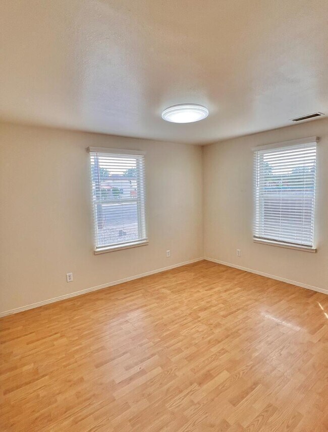 Building Photo - 615 Candelaria Rd NW