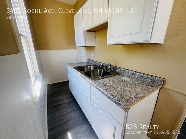 Building Photo - 3405 Roehl Ave