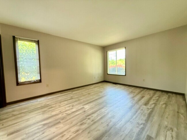 Building Photo - LEXINGTON - 3 Bedroom, 1 1/2 Bath Duplex Move-In Ready!