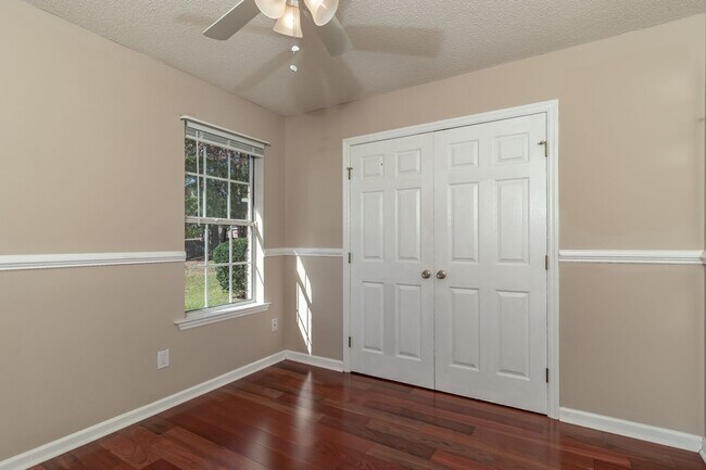 Building Photo - Beautiful 4 Bedroom, 2 Bath home with Large Yard