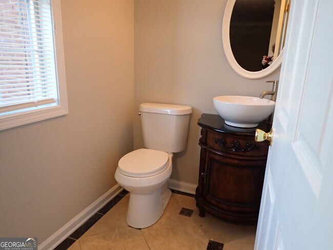 Building Photo - 827 Sinclair Way