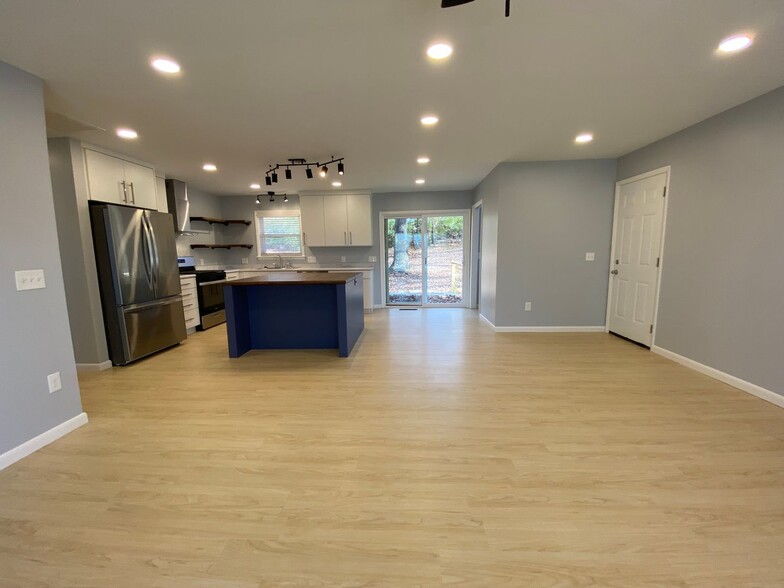 Building Photo - 1218 N Lewis Ave