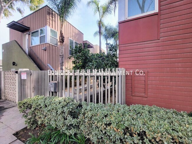 Primary Photo - 302 E 19th St