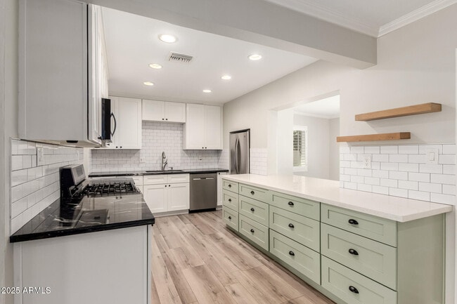 Building Photo - 2728 E Highland Ave