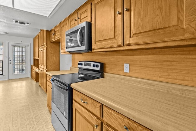 Building Photo - 6505 Towne Park Dr